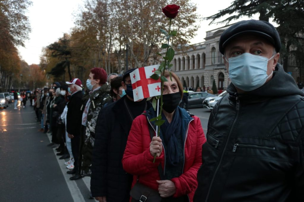 Живая цепь в Тбилиси. 23 ноября 2021 г. Фото: Башир Китачаев / JAMnews. В Тбилиси отметили 18-летие Революции роз