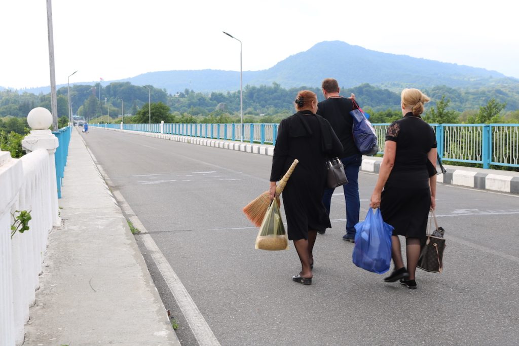 Группа жителей Гальского района переходит Ингурский мост в сторону Абхазии. Фото: Саломе Парцвания, JAMnews