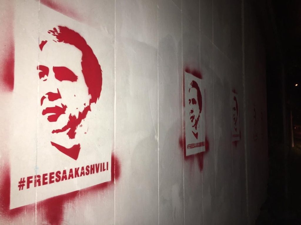 Портрет бывшего президента Грузии Саакашвили с требованием о его освобождении  на стене здания в Тбилиси. Фото: facebook 