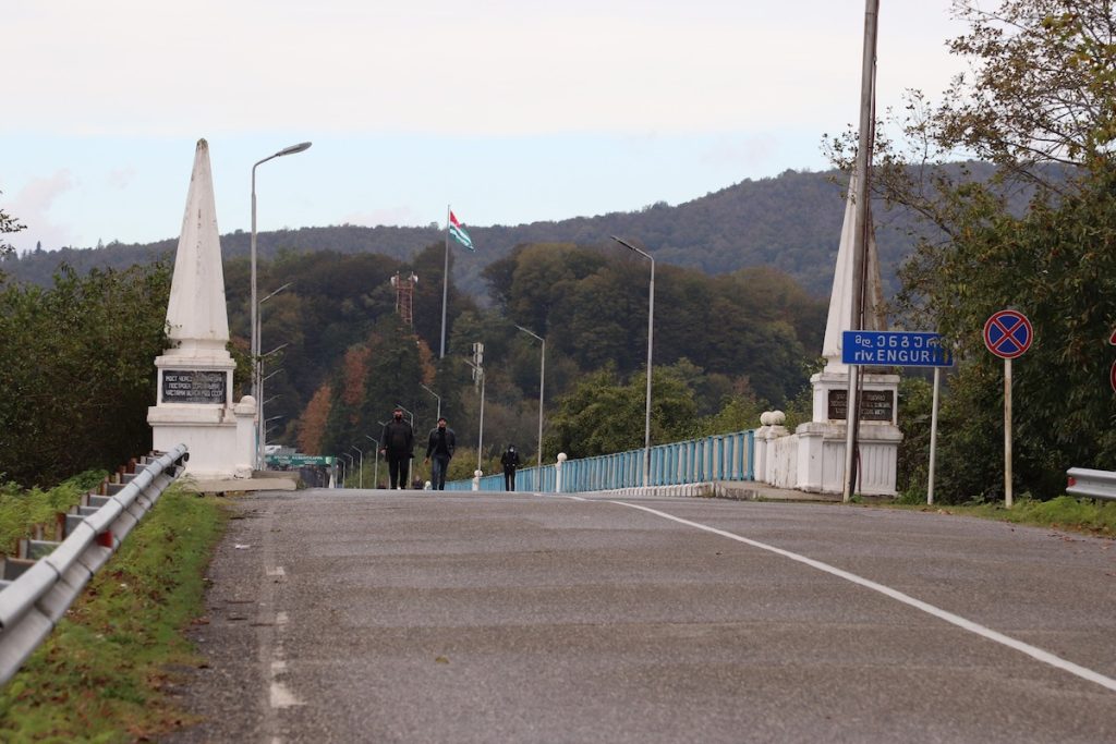 Ингурский мост - пограничный переход на границе Абхазии. Фото: Саломе Парцвания, JAMnews  