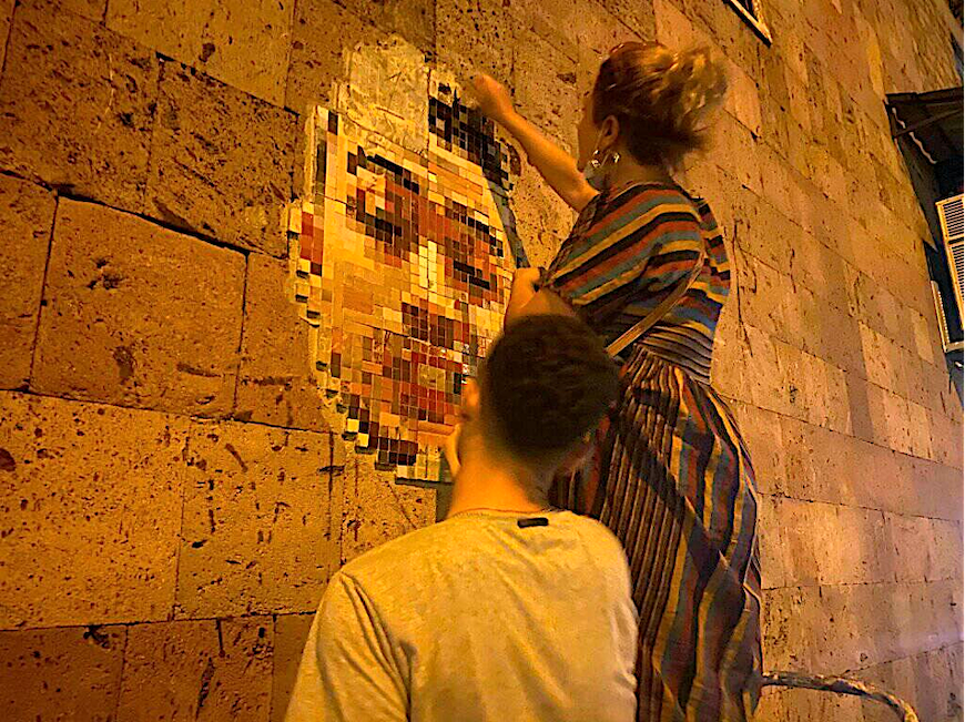 Сирануш и Нарек в процессе работы над одной из своих мозаик, на улице Орбели в Ереване