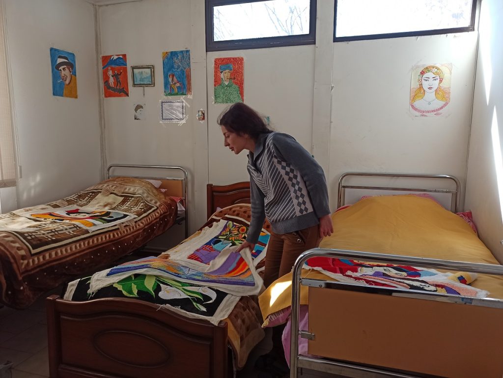 Амалия показывает свои работы. Психиатрия в Армении