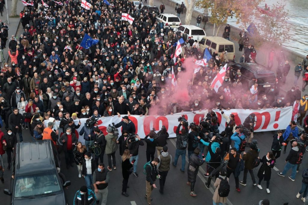 Протест в Тбилиси. Фото: Башир Китачаев / JAMnews
Состояние Саакашвили в голодовке