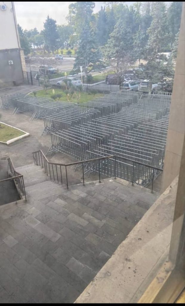 Железные барьеры перед резиденцией президента Абхазии. Фото: JAMnews Аслан Бжания и оппозиция в Абхазии