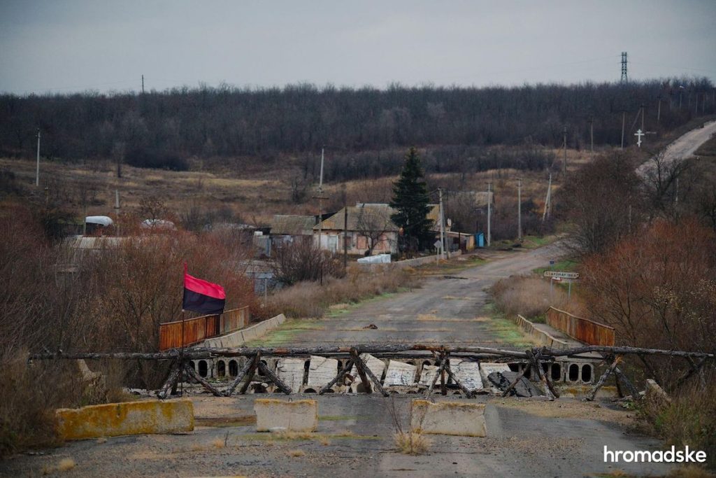 Разрушенный мост через реку Кальмиус, ведущий в село Старомарьевка в Украине.
Фото: Макс Левин / hromadske. Война в Украине 
