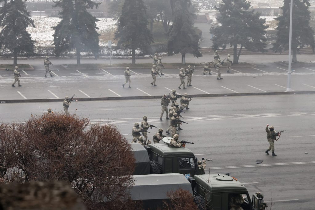 «Контртеррористическая операция» в Алмате, утро 6 января 2022 года. Фото Valery Sharifulin/TASS/Scanpix/Leta. Как Россия использует столкновения в Казахстане