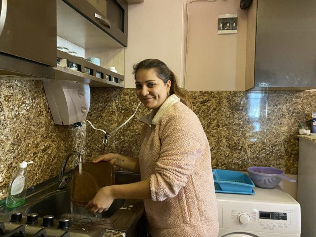 Виола в обычных заботах по дому. Получить в Армении статус беженца