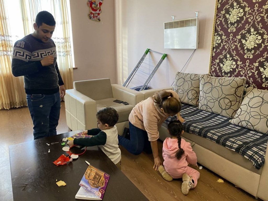Питер и Виола с детьми в своей квартире. Получить в Армении статус беженца