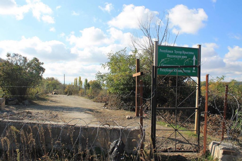 Знак, обозначающий границу Южной Осетии. Фото: JAMnews  Граница Южной Осетии 