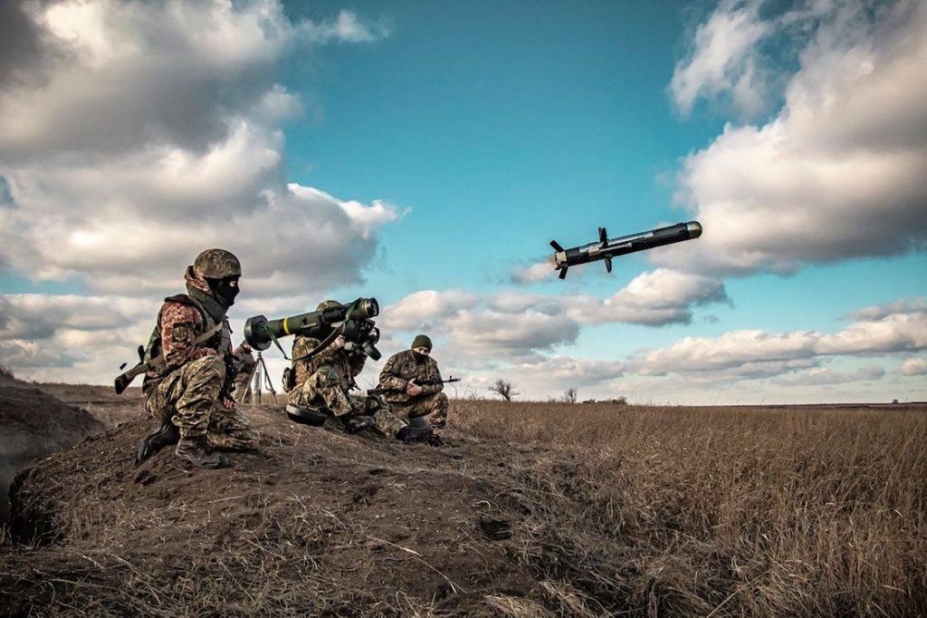 Украинские военные используют пусковую установку с американскими ракетами Javelin во время учений в Донецкой области, декабрь 2021 года
Фото: Пресс-служба Министерства обороны Украины. Конфликт в Украин