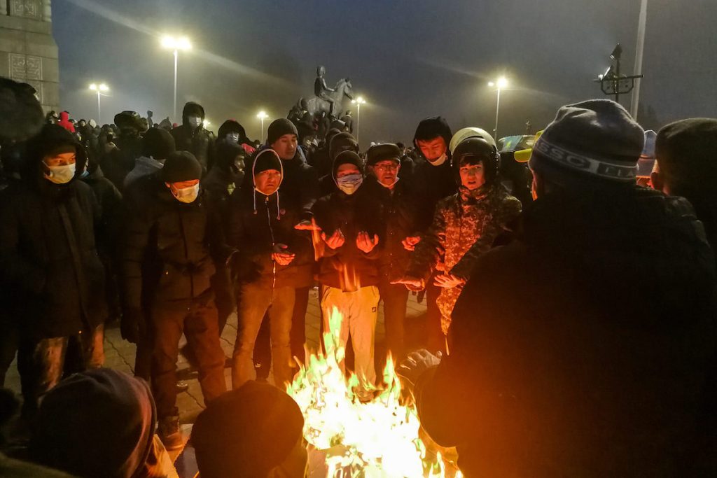 Участники протестов в Алмате в ночь на 6 января 2022 года. Фото Yerlan Dzhumayev/TASS/Scanpix/Leta. Как Россия использует столкновения в Казахстане