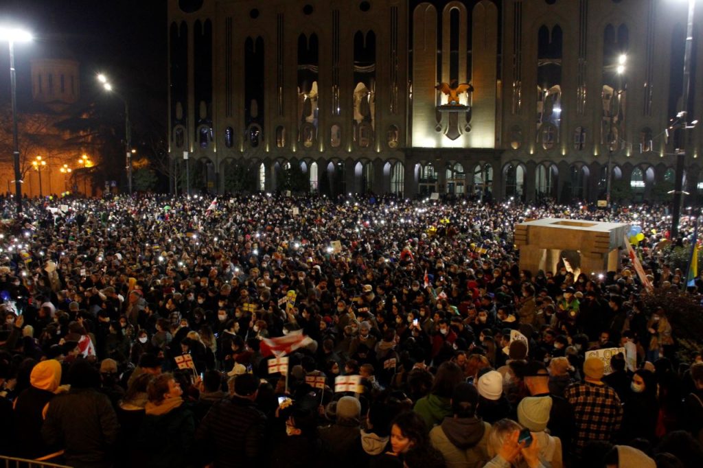 Митинг на Руставели. 25 февраля 2022 г. Тбилиси.
Фото: Лука Чангелия / JAMnews. Митинг в поддержку Украины в Тбилиси