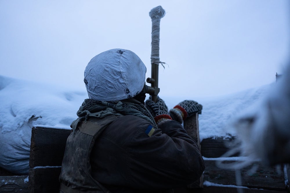 Украинский военный на позициях. Фото: министерство обороны Украины. Конфликт в Украине 
