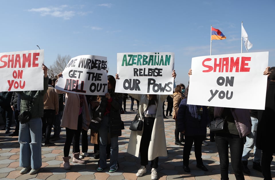 Акция протеста перед зданием, где проходило заседание. Приезд азербайджанских депутатов
