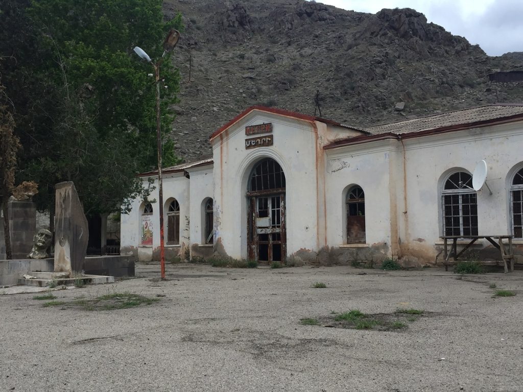 Здание железнодорожного вокзала в Мегри. Фото JAMnews. Железная дорога Армения-Азербайджан