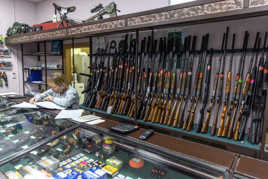 ფოტო «Заборона», გამყიდველი იარაღის მაღაზიაში, კიევში, 18 თებერვალი, 2022. Chris McGrath/Getty Images