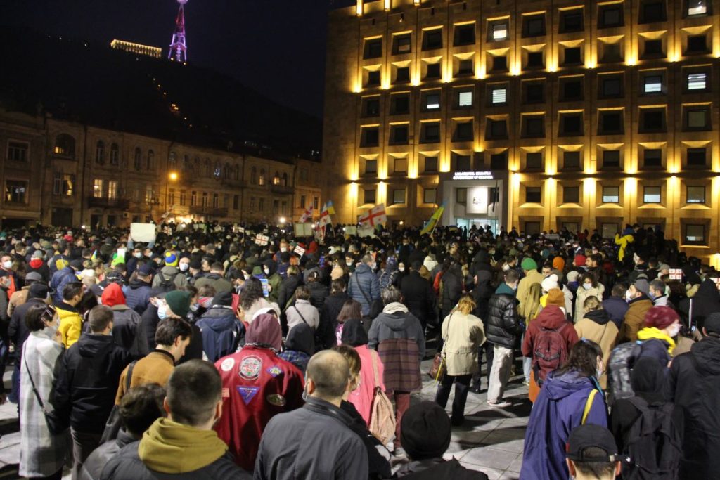 Митинг на Руставели. 25 февраля 2022 г. Тбилиси.
Фото: Лука Чангелия / JAMnews. Митинг в поддержку Украины в Тбилиси