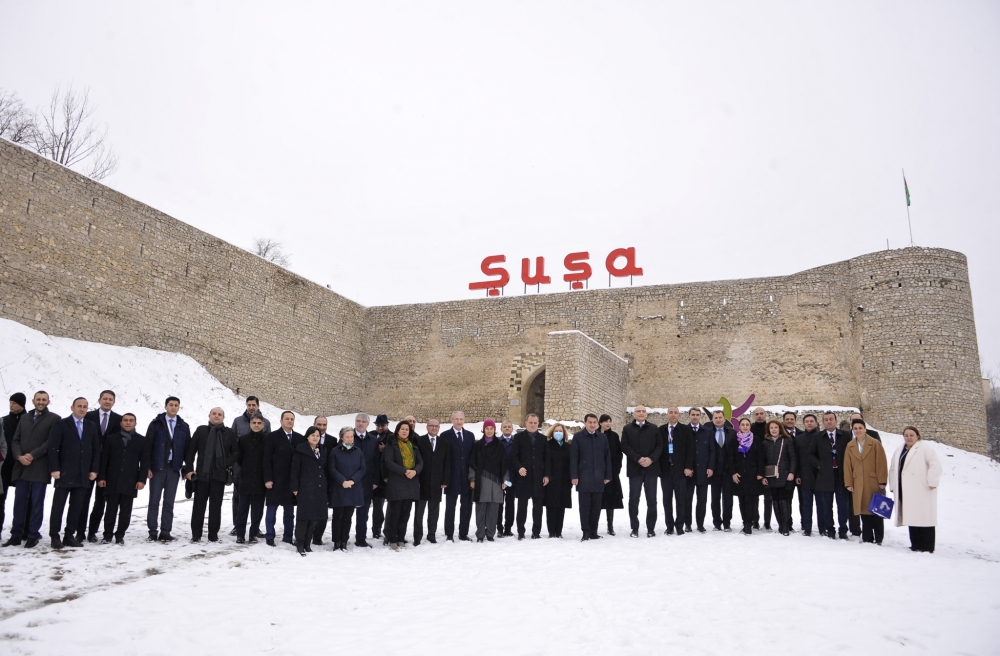 Միջողառման մասնակիցները՝ Շուշիի բերդի գլխավոր մուտքի մոտ։ 2022 թ-ի մարտի 18։ Լուսնկարը՝ AzərTAc։ ՄԱԿ-ին Ադրբեջանի անդամակցության 30-ամյակ