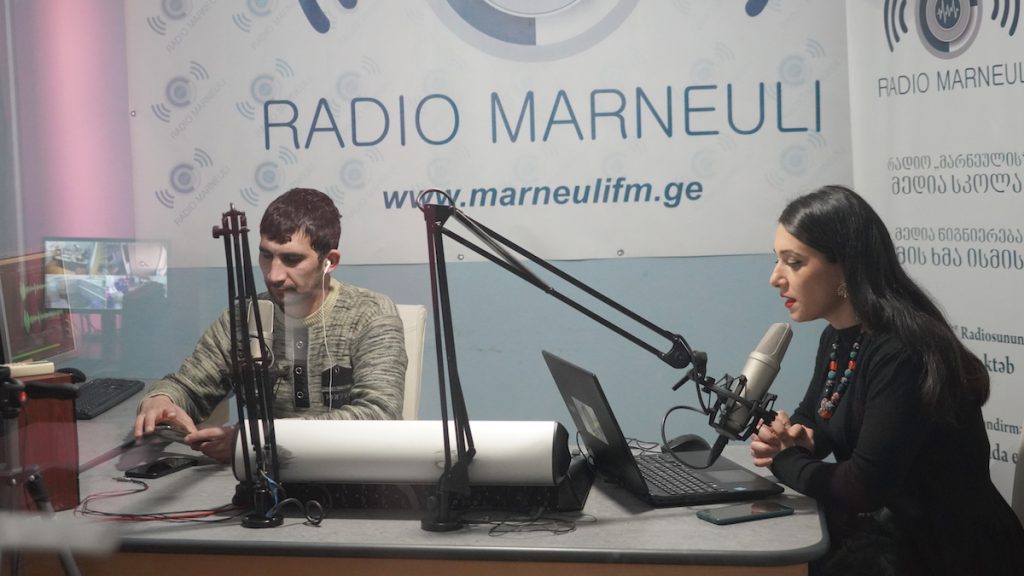 Студия общинного радио в городе Марнеули, Грузия. Фото: Давид Пипиа, JAmnews. Азербайджанская молодежь в Грузии 