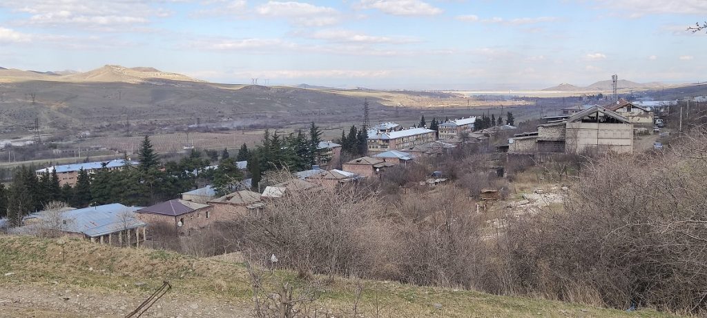 Азербайджанские деревни можно видеть из Азатамута невооруженным глазом. Фото: Арман Гараджян, JAMnews. Обмен или возврат анклавов