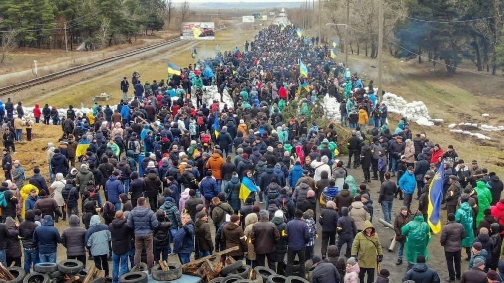 Жители города Энергодар в Украине блокируют путь российской армии. Фото: twitter.com/DmytroKuleba