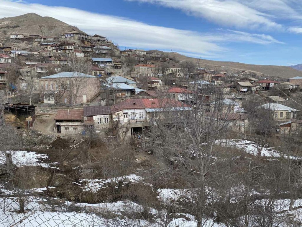 Խնածախ։ Լուսանկարը՝ JAMnews-ի։ Արցախից տեղահանվածները Հայաստանի գյուղերում