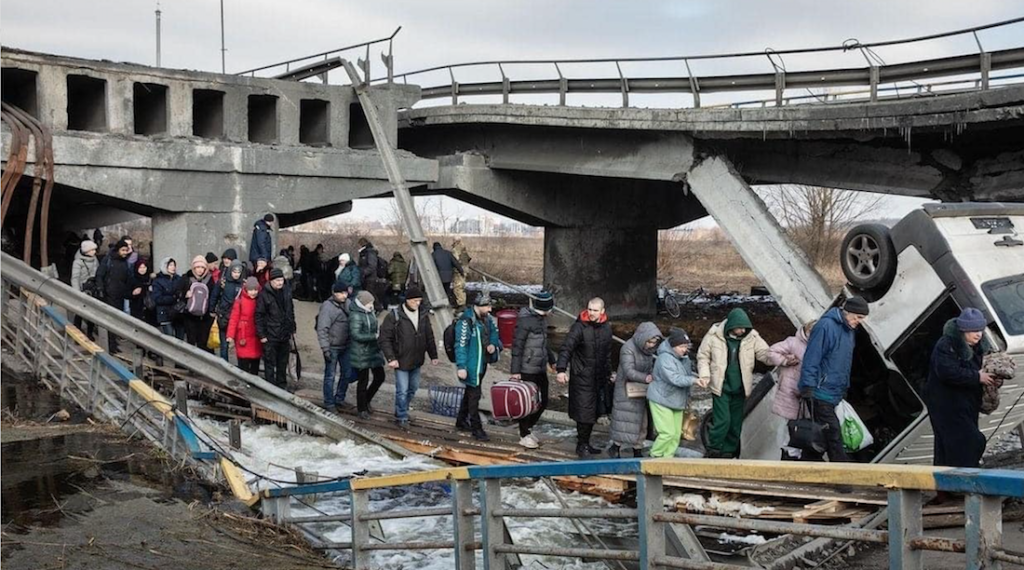 Эвакуация мирных жителей через разрушенный мост возле Киева. Фото: Министерство обороны Украины.   