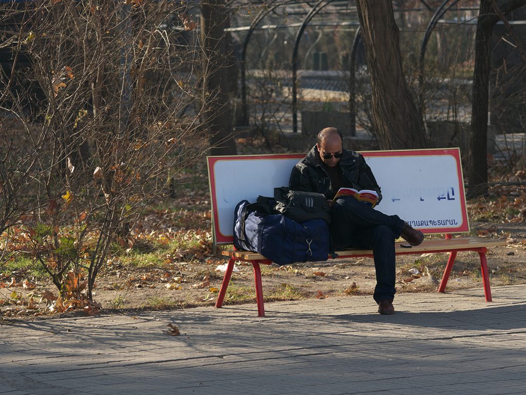 Сейчас в Ереване часто можно встретить людей с багажом - только что из аэропорта