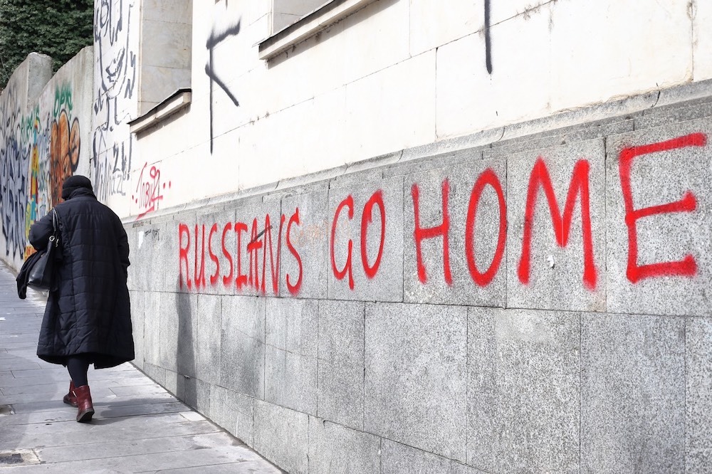 კედელზე წარწერა "რუსებო, წადით სახლში". თბილისი, საქართველო. ფოტო: ვასილი კრესტიანინოვი/მედუზა