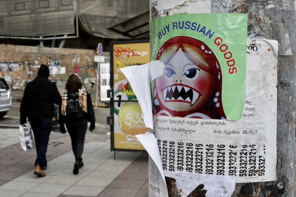 Գրառում Թբիլիսիի փողոցում, որը կոչ է անում հրաժարվել ռուսական ապրանքներից, Վրաստան։ Լուսանկարը՝ Վասիլի Կրեստյանինովի /Meduza