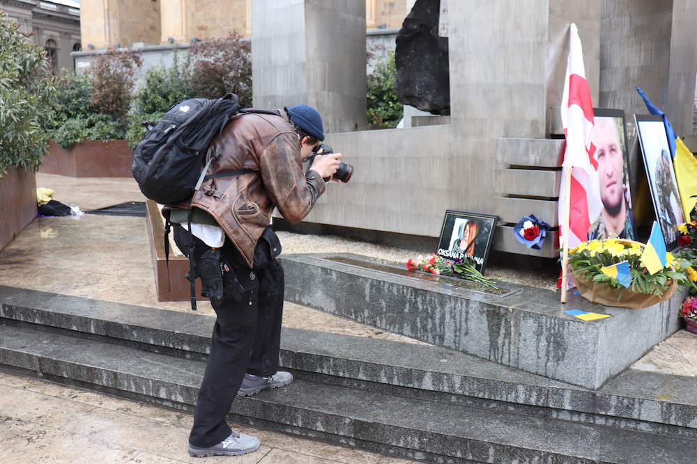 Rusiyanı siyasi mühacir Vasili Krestyaninov Tbilisidə Gürcüstan parlamenti qarşısında. Foto: Malxaz Berdzenişvili, JAMnews