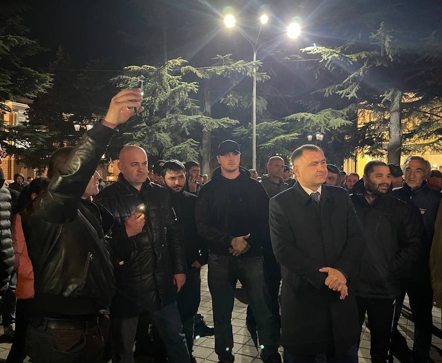 Алан Гаглоев со сторонниками в Цхинвале.   Президентские выборы в Южной Осетии 