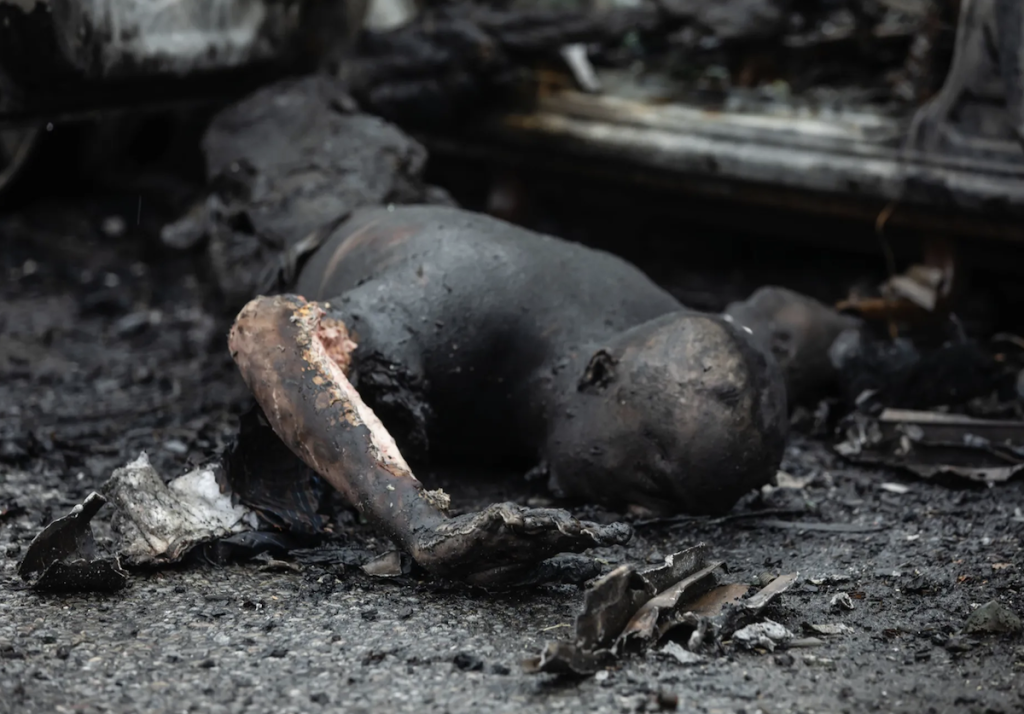 Тело мирного жителя на шоссе в районе поселка Дмитровка недалеко от Киева. Mykhaylo Palinchak / SOPA Images / Scanpix / LETA