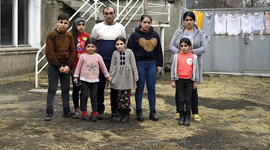 Камо (крайний слева) со своей семьей в Степанаване. Переселенцы из Карабаха