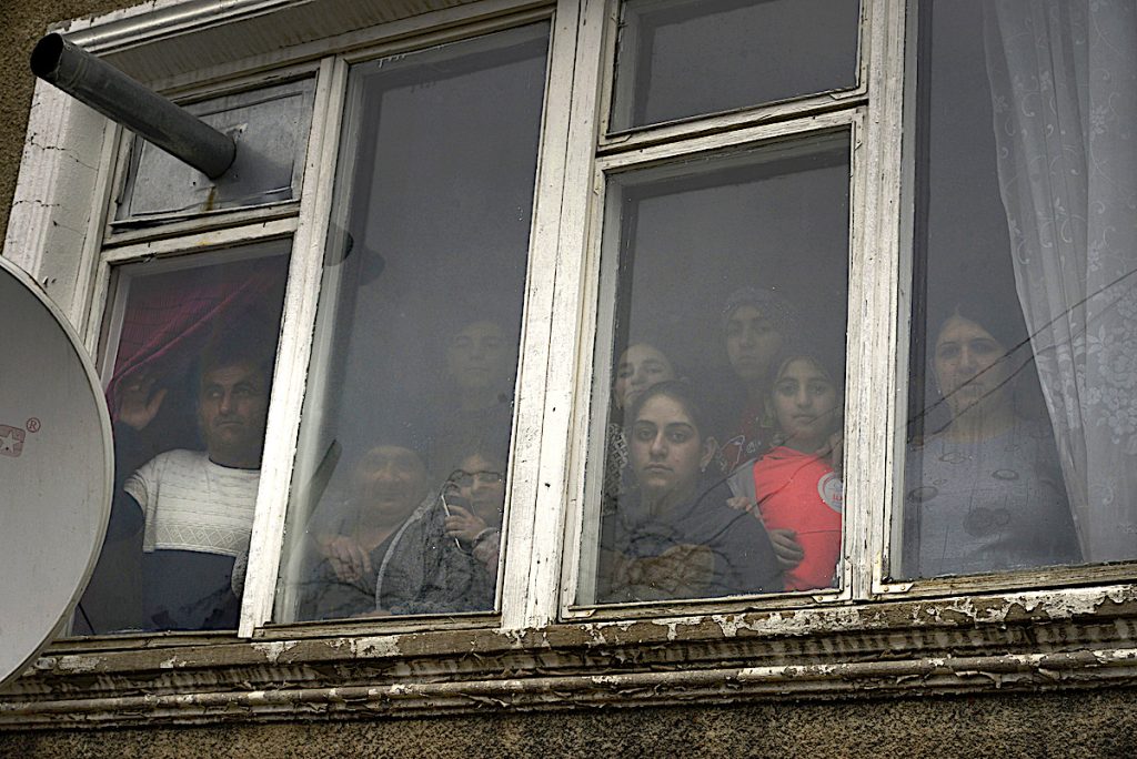 Камо и его семья: пять сестер, брат и мама с папой, переселенцы из Карабаха в Степанаване в Армении. Дети и карабахская война