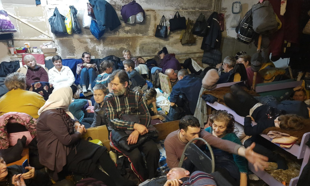 Жители села Ягодное в Украине в подвале школы, куда их заперли российские военные. Фото: Ольга Меняйло, Facebook