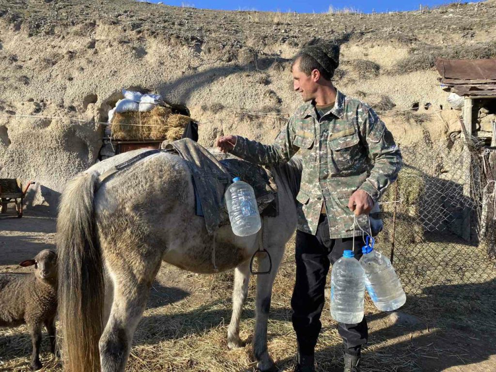 Гарик Минасян каждый день привозит воду на лошади. Фото JAMnews