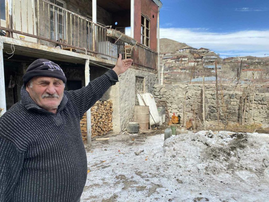 Сероб Адамян во дворе своего дома. Фото JAMnews