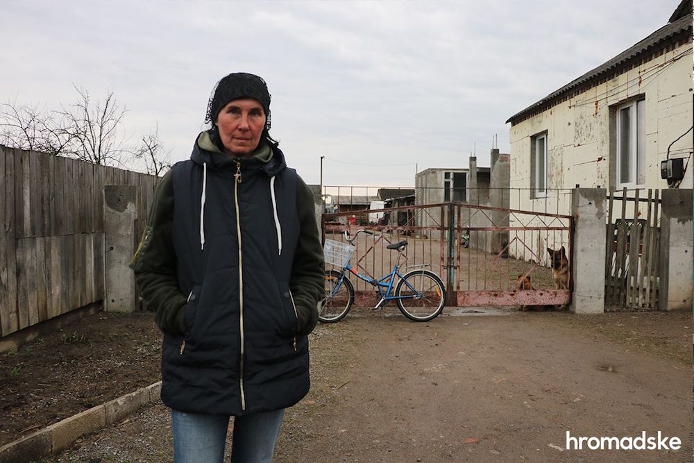 Лидия, жительница Колощины, мужа и сына которой убили оккупанты. Фото: Надежда Сухая / hromadske. Погибшие мирные жители на войне в Украине 