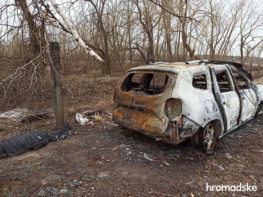 უკრაინის სოფელ იაგოდნოეს გარდაცვლილი მცხოვრები, რუსი სამხედროების მიერ დამწვარი მანქანის მახლობლად. ფოტო: Hromadske