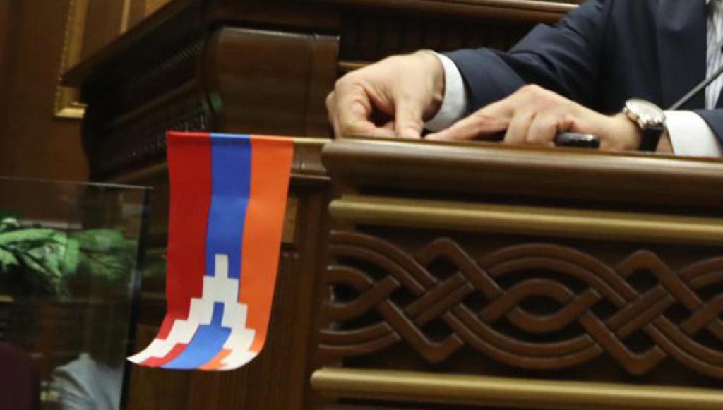 Флаг, прикрепленный к трибуне Сейраном Оганяном. Страсти вокруг флага Нагорного Карабаха