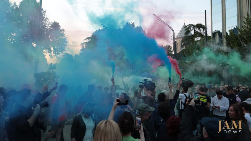 მედიის აქცია მთავარი არხის მხარდასაჭერად. თბილისი, 18 მაისი, 2022 წ. ფოტო: ბაშირ კიტაჩაევი/JAMnews