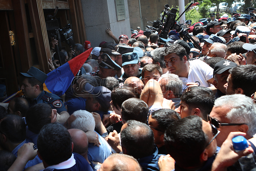 Violent clashes with police in Yerevan