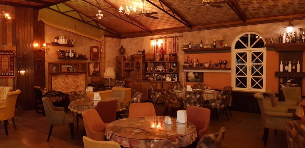 Best places to eat in Georgia: Mravaljamieri restaurant. Unique food and warm atmosphere in the heart of old Tbilisi. Guide for tourists