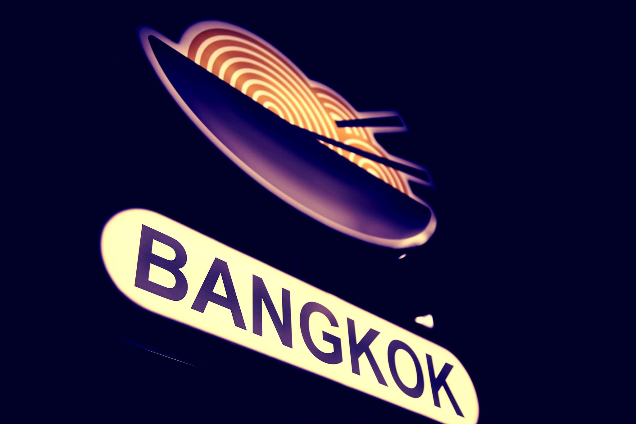 best-places-to-eat-in-georgia-bangkok-restaurant-warm-atmosphere