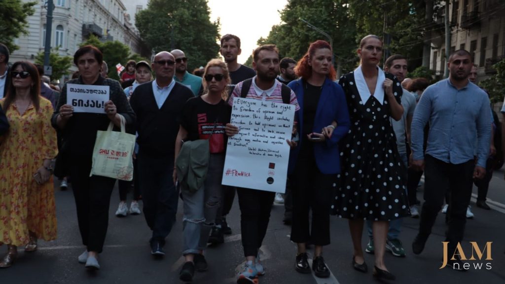 Журналисты на протесте в Тбилиси в поддержку оппозиционного телеканала "Мтавари архи". 18 мая 2022 года. Фото: JAMnews/Башир Китачаев