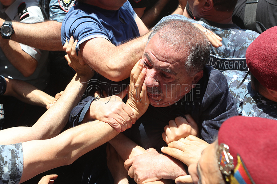 Violent clashes with police in Yerevan