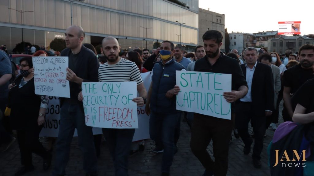 Журналисты на протесте в Тбилиси в поддержку оппозиционного телеканала "Мтавари архи". 18 мая 2022 года. Фото: JAMnews/Башир Китачаев