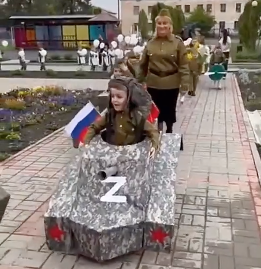 გამარჯვების დღე რუსეთში საბავშვო ბაღში აღინიშნება. 2022 წლის მაისი. ვიდეო სკრინშოტი. გამარჯვების დღის აღნიშვნა რუსეთის ერთ-ერთ საბავშვო ბაღში. 2022 წლის მაისი. სქრინშოტი ვიდეოდან
