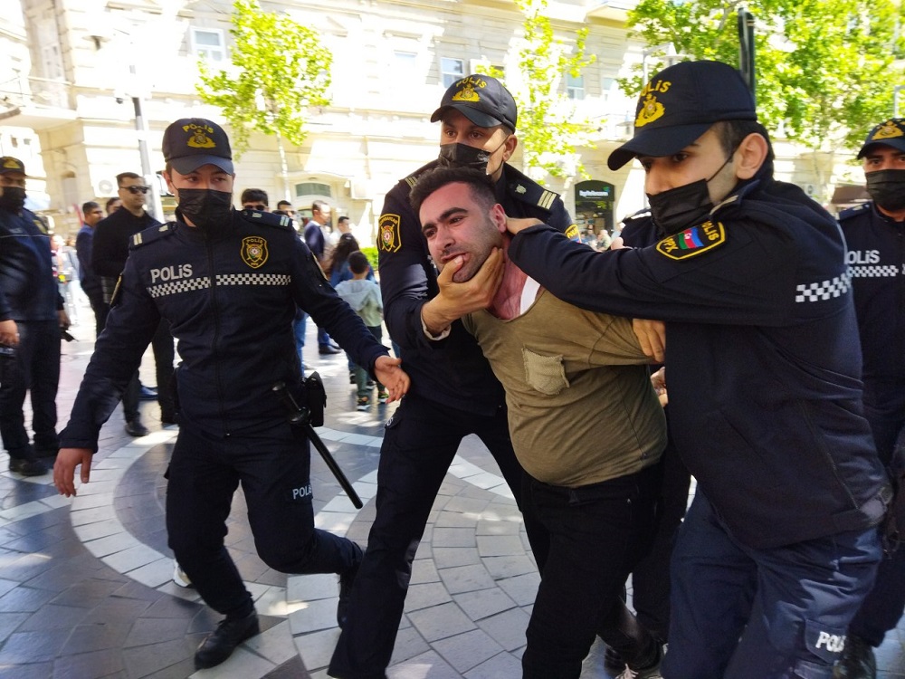 Не хотим криминального государства». В Баку состоялась акция протеста,  десятки задержанных
